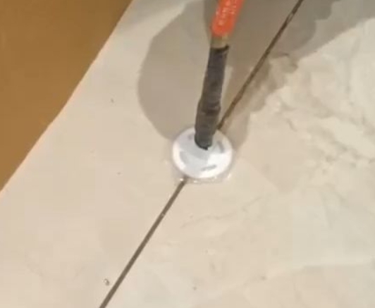 甘泉瓷砖空鼓维修公司专业解答瓷砖在铺贴过程中，如果没有涂抹均匀到位的粘结材料（如水泥砂浆或瓷砖胶），可能会导致以下问题