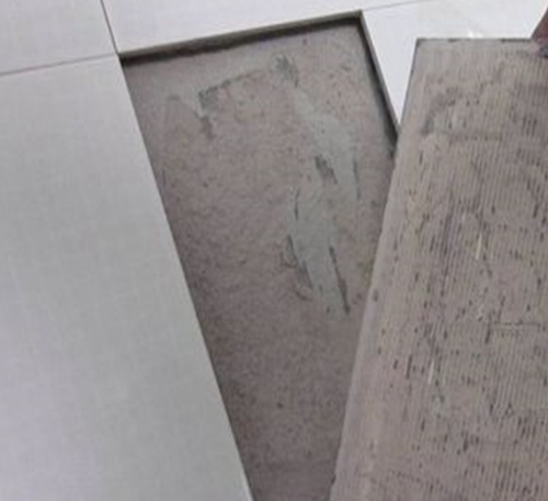 甘泉瓷砖空鼓维修公司分享瓷砖铺贴时如果打浆（即涂抹在瓷砖背面和基层上的砂浆或瓷砖胶）过少，会带来以下问题